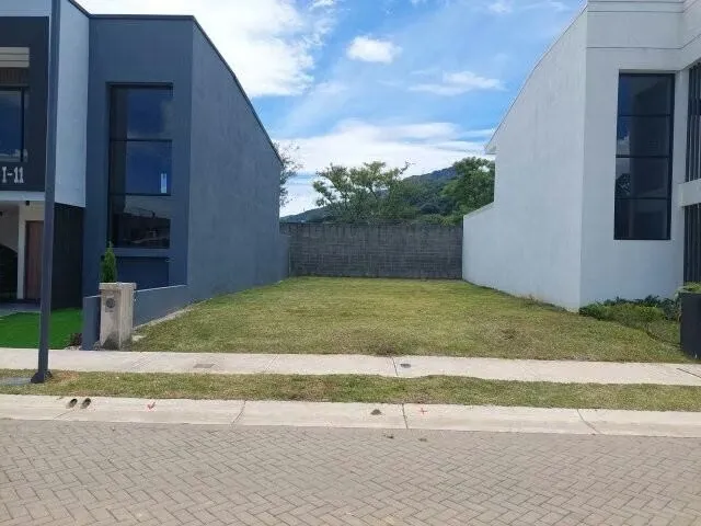 VENTA DE HERMOSO LOTE DE 208 M2 EN MODERNO CONDOMINIO FULL AMENIDADES, CURRIDABAT MP 26-441
