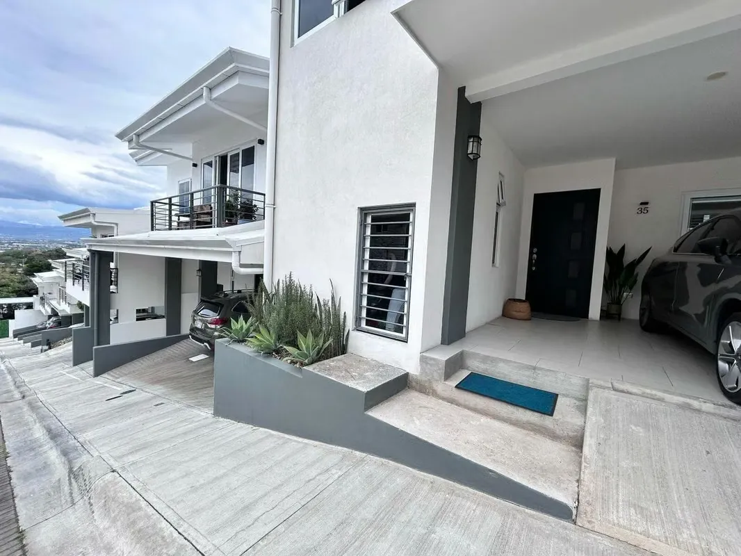 Casa en Santa Ana con Vista Panorámica y Alta Rentabilidad