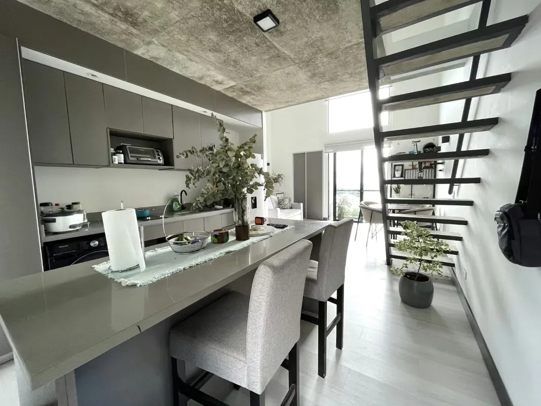 VENTA APARTAMENTO TIPO LOFT, AMUEBLADO, EN CONDOMINIO, SANTA ANA