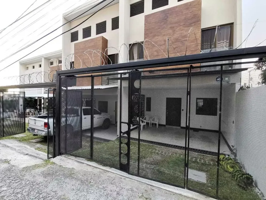 SE VENDE CASA NUEVA EN CONDOMINIO 3 HABITACIONES — 2 PARQUEOS — CUOTA BAJA ( JS 1322 23 )