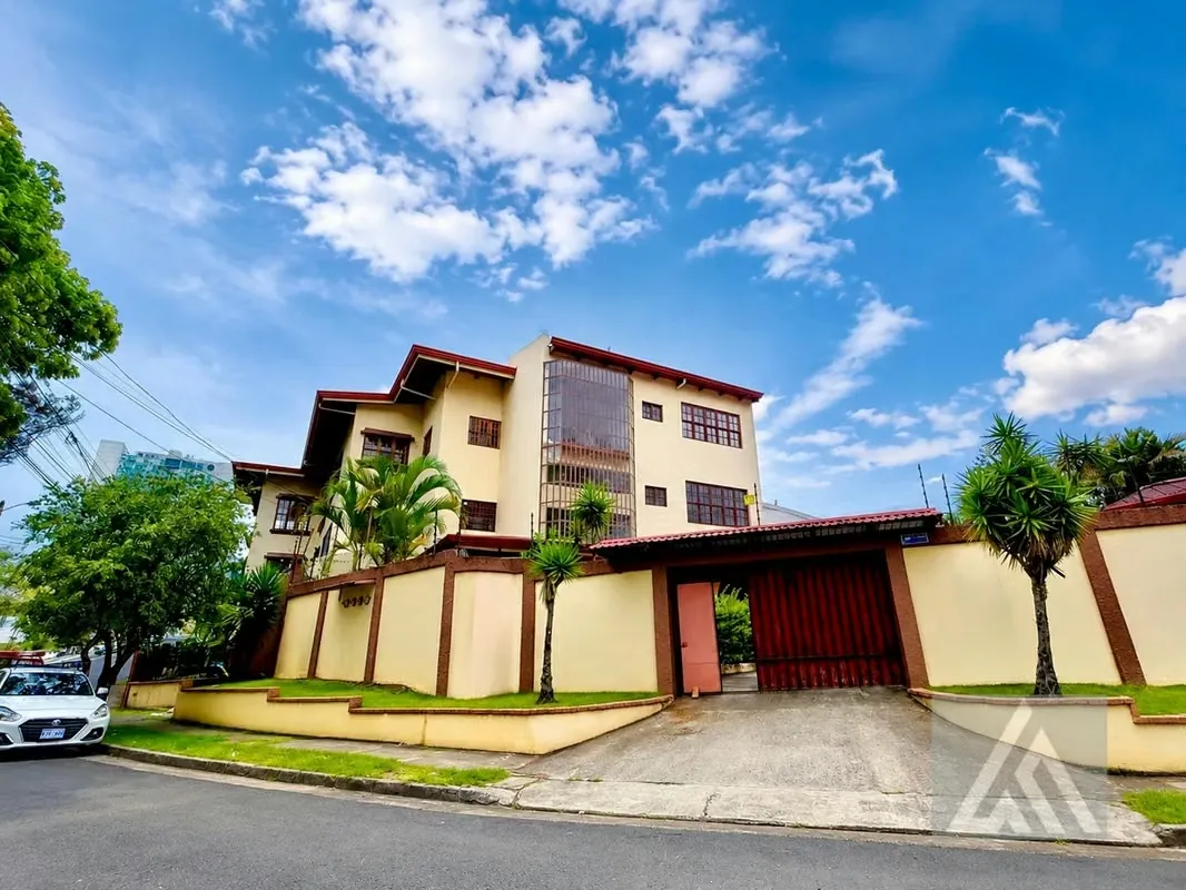 Oportunidad Única de Inversión, Hermoso Edificio de 3 Pisos en Venta, Sabana Sur, San José.
