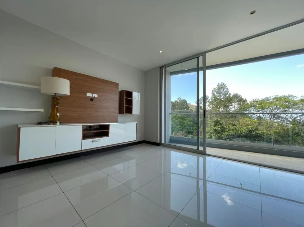 Apartamento semiamueblado de dos habitaciones en Escazú para inversión