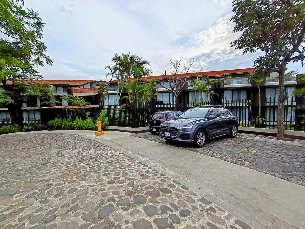 BBE-Liv, S. Ana centro, full amueblado, bello-lujoso-amplio 65 m2, 1 hab, 1.5 baños, terraza-patio.