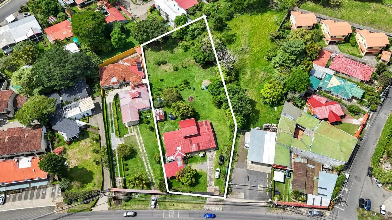 Lote con Casa alto potencial para desarrollo comercial o condominal – SANTA ANA