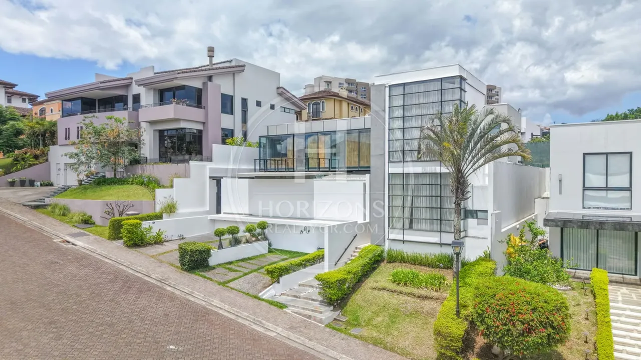 Casa de Lujo en Venta en Bosques de Altamonte Curridabat 3 Niveles NJA1384SB