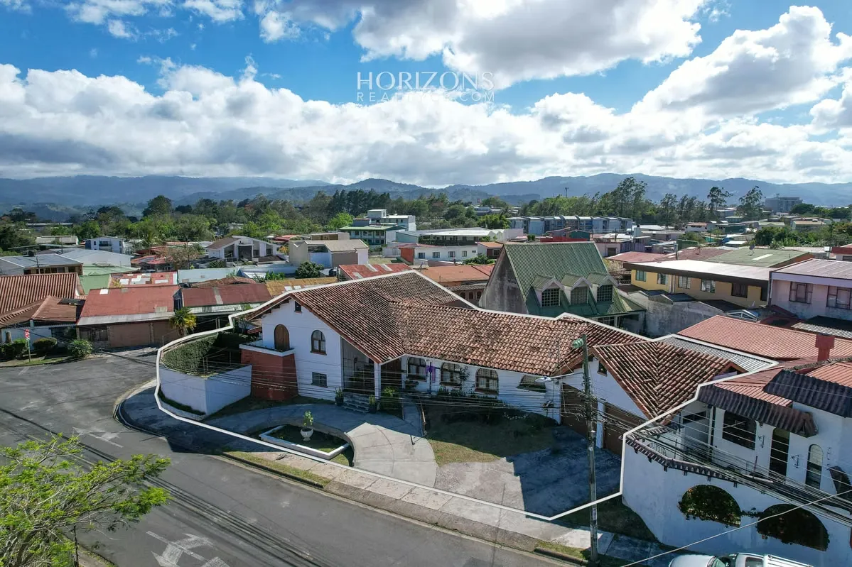 AMPLIA CASA EN VENTA! CON USO DE SUELO MIXTO EN RESIDENCIAL GONZALEZ NJC02