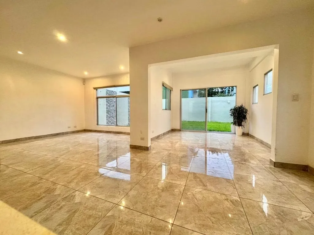 Santa Ana | Elegant House for Rent in a Gated Community