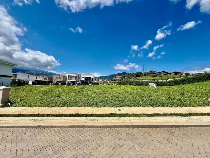 Venta de Lote en Sánchez de Curridabat. 26-2219 NEGOCIABLE