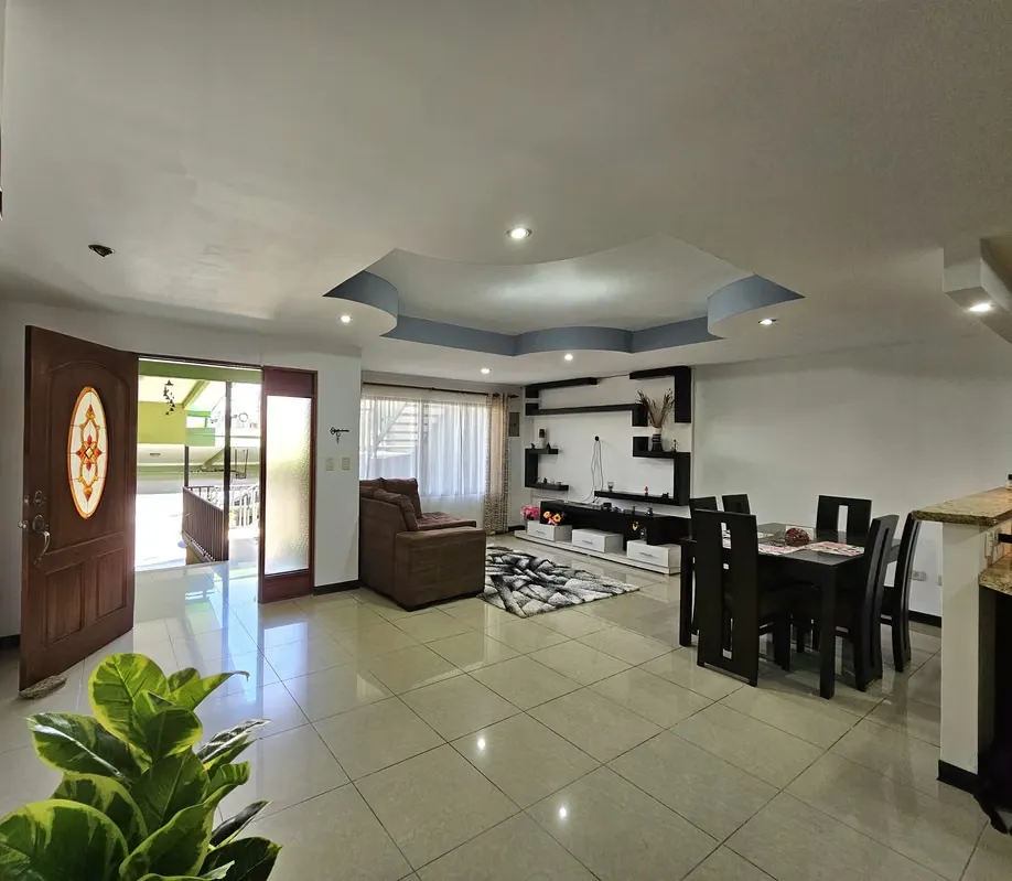 MA Asesorías Vende Propiedad con Hermosa Casa de una planta y además 3 apartamentos en San ...