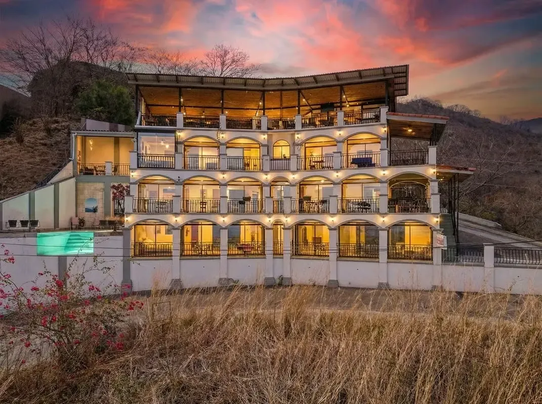 "Ubicada en la ladera con vista al Golfo de Papagayo, Lookout Suites es una propiedad hotelera de cuatro niveles con vista al mar, con un restaurante en la azotea y vistas panoramicas ...