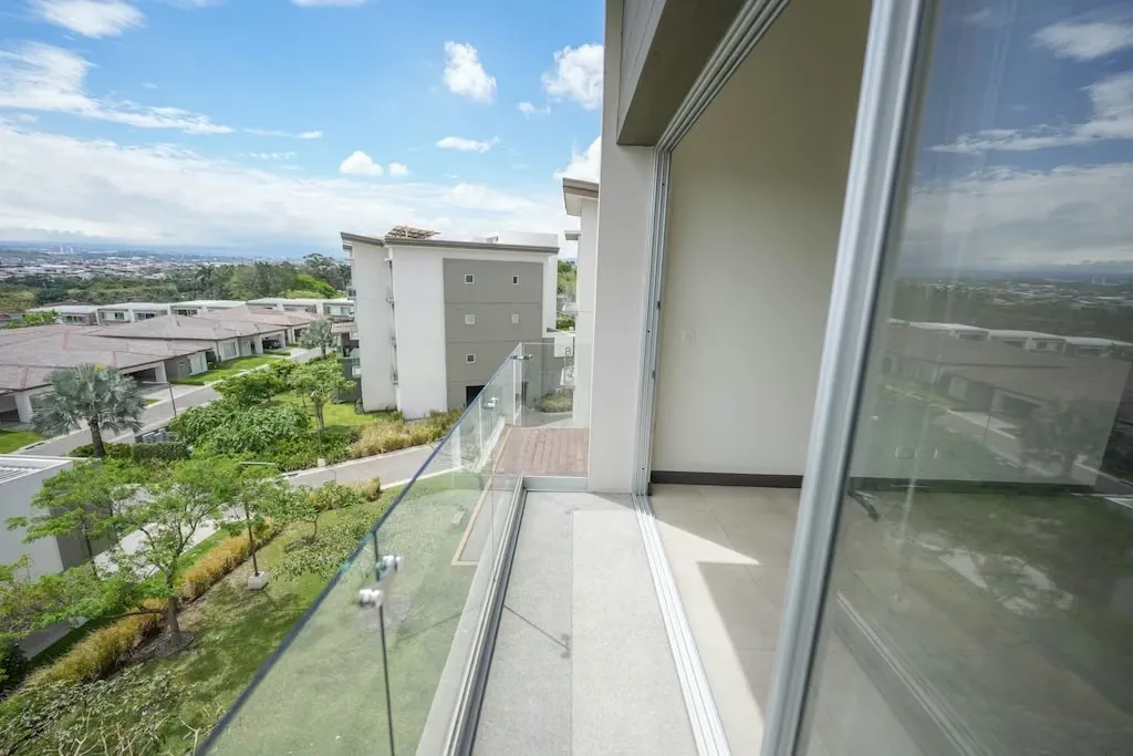Penthouse for sale in Guachipelín de Escazú, in the exclusive DUKANA Condominium. This penthouse features 174 m² of living space on a single level, plus two independent ...