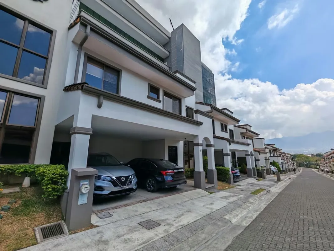 Casa en Venta - ¡Viva en Condominio Atocha, la mejor ubicación de Lagunilla!
