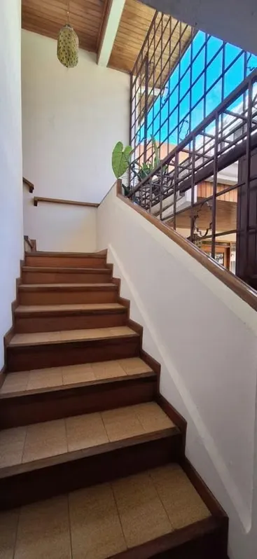 Amplia sala y comedor con juego de sala y de comedor para 6 personas