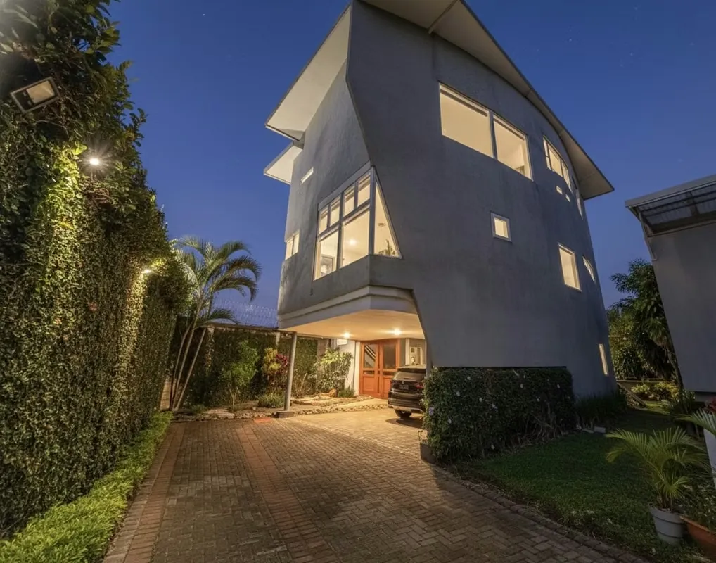 CONDO CONTEMPORANEO DE 432 M2 CON VISTA EN GUACHIPELIN ESCAZU